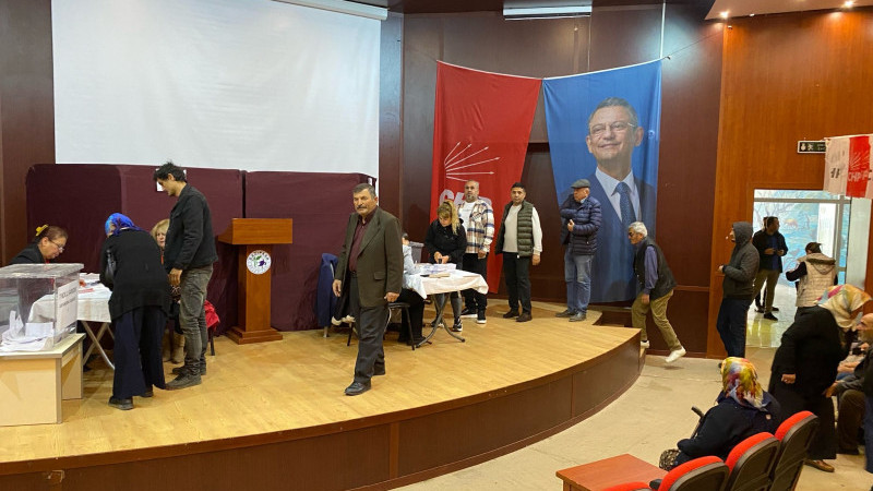 CHP’DE ÖNSEÇİM İÇİN SANDIK BAŞINDA