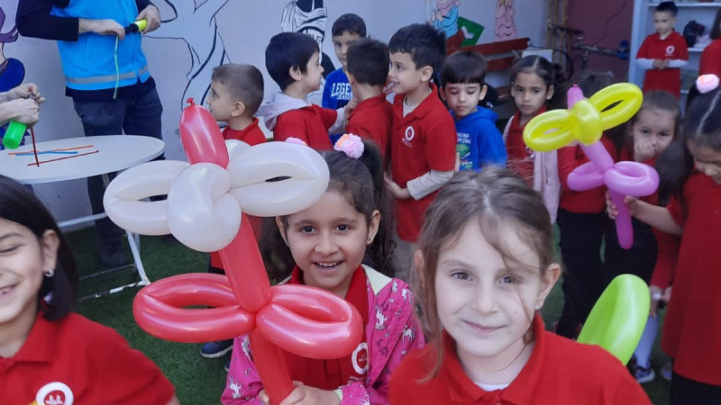Minik Kalplerden Coşku Yükseldi