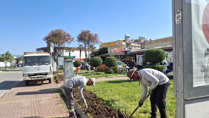 BELEDİYE EKİPLERİNDEN ÇİÇEK SEFERBERLİĞİ