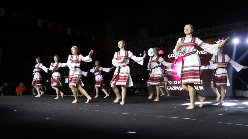 GAZİPAŞA’DA BİNLERCE DANSÇIYLA FESTİVAL COŞKUSU BAŞLADI