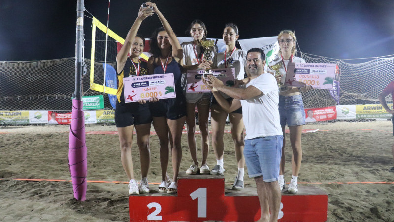 VOLEYBOL TURNUVASI COŞKUYLA TAMAMLANDI