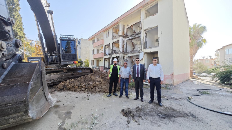 ESKİ LOJMAN YIKILIYOR