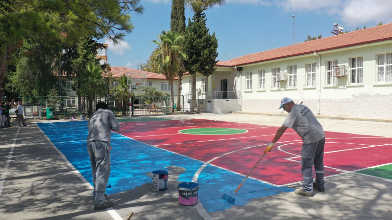 GAZİPAŞA BELEDİYESİ OKUL BAHÇELERİNİ RENKLENDİ