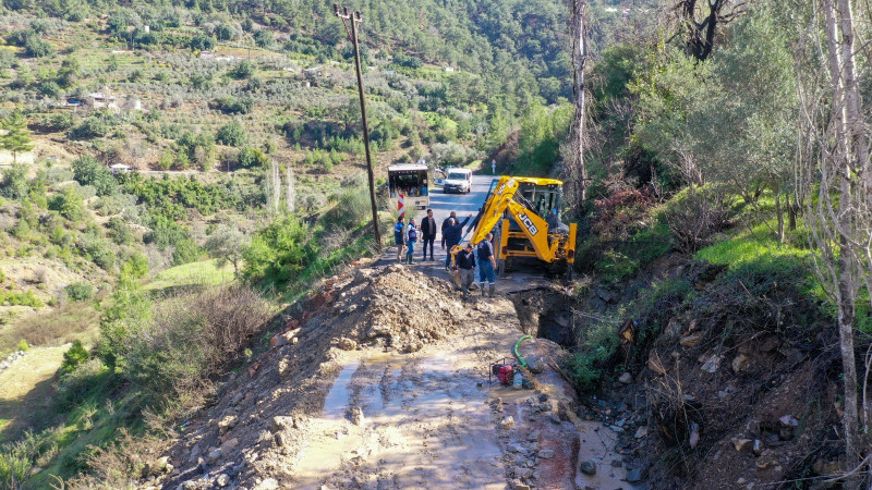 BELEDİYE EKİPLERİ YAĞMUR ÇAMUR DEMEDEN HALKIN HİZMETİNDE